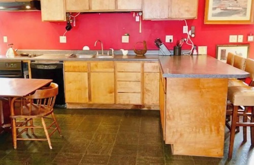 Springfield House | Historic skatepark w/Hot Tub located near Abe Lincoln's home!