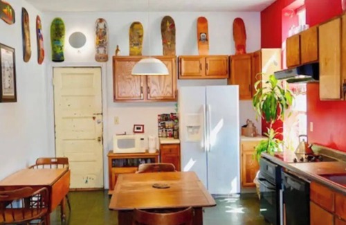 Springfield House | Historic skatepark w/Hot Tub located near Abe Lincoln's home!