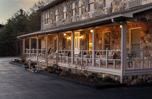 Blairsville Cabin | Historic Souther Country Inn - 11 BR Lodge Perfect for Get Togethers!