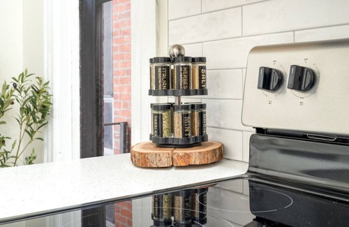 Victorian Village Apartment | Historic |Victorian Village | Free Parking | Steps to OSU
