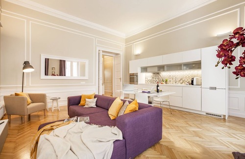 Inner City Budapest Apartment | HISTORICAL BUILDING , DOWN TOWN , PEDESTRIAN AREA, 2BR , 2BA A/C,WiFi , SMART TV