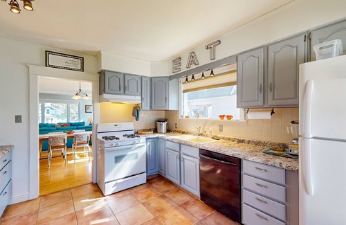 Manistee House | Historical home walkable to town & the beach with private hot tub & beach gear