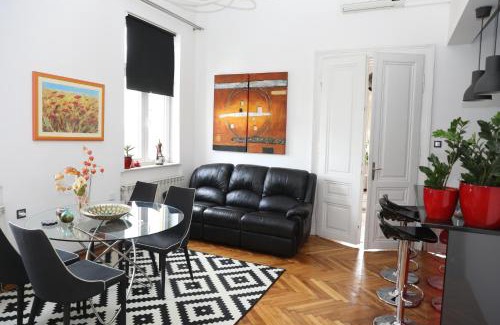 Old Town Apartment | Historijski luksuz u Starom Gradu, Garage Parking