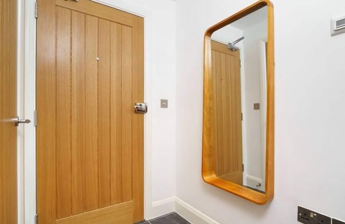 Leytonstone Apartment | Hive - Stylish, Bright & Spacious 2BR w/ Mod-Cons