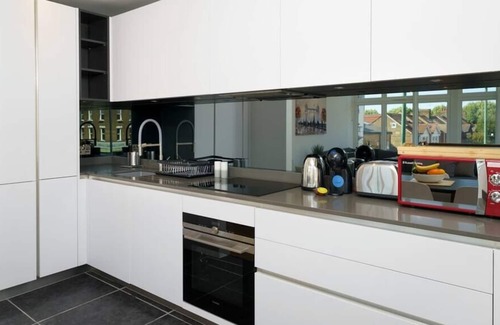 Leytonstone Apartment | Hive - Stylish, Bright & Spacious 2BR w/ Mod-Cons