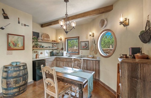 Fredericksburg Cabin | Hobbit House* Hot Tub* BBQ* EV* Fredericksburg