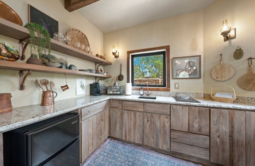 Fredericksburg Cabin | Hobbit House* Hot Tub* BBQ* EV* Fredericksburg