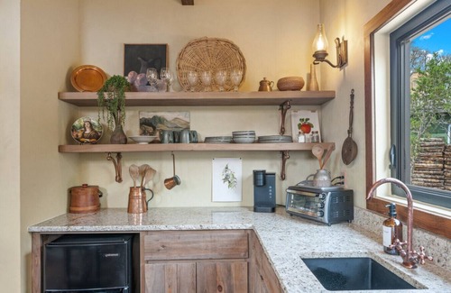 Fredericksburg Cabin | Hobbit House* Hot Tub* BBQ* EV* Fredericksburg