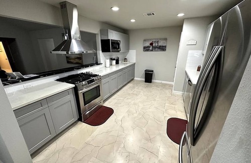 Houston House | Hobby Airport/Downtown/Nasa - 3 Beds, 2 Baths