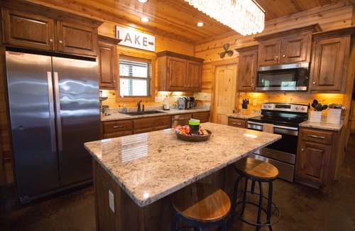 Broken Bow Cabin | HochaHoma Luxury Cabin-Game Room, Hot Tub, Fire Pit, Shuffleboard!