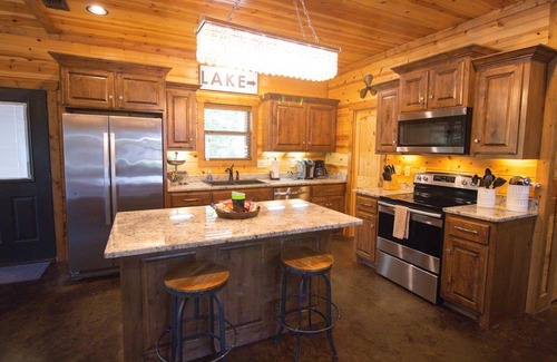 Broken Bow Cabin | HochaHoma Luxury Cabin-Game Room, Hot Tub, Fire Pit, Shuffleboard!