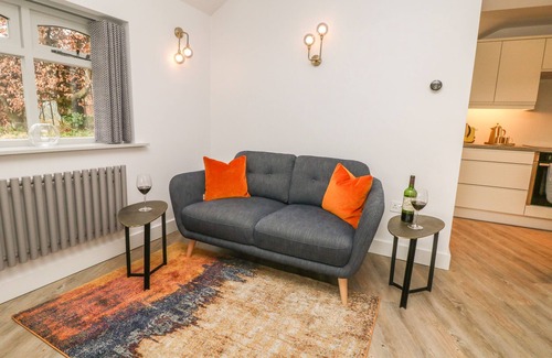 High Peak Cottage | HOCKERLEY COTTAGE, romantic, with a garden in Whaley Bridge