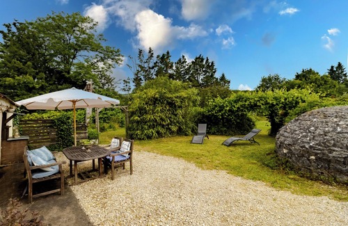 La Boissiere-d’Ans House | Holiday Home 'Salle De Musique' with Mountain View, Shared Pool and Wi-Fi