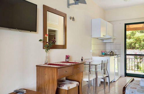 Mikros Gialos Apartment | Holiday Accommodation "Vardia studio A" with Sea View, Wi-Fi & Balcony