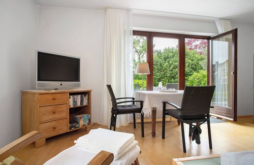 Lindau Apartment | Holiday Apartment 'Lieblingsnest' with Private Terrace, Private Garden and Wi-Fi