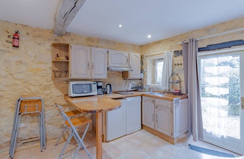 Sainte-Mondane Apartment | Holiday Apartment "Gite Les Milandes" with Shared Pool, Garden & Wi-Fi
