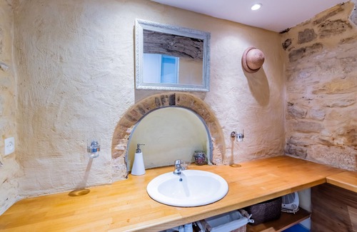 Sainte-Mondane Apartment | Holiday Apartment "Gite Les Milandes" with Shared Pool, Garden & Wi-Fi
