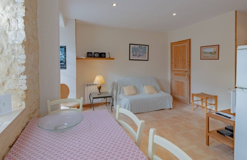 Sainte-Mondane Apartment | Holiday Apartment "Gite Fénelon" with Shared Heated Pool, Shared Garden & Wi-Fi