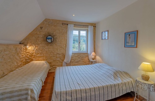 Sainte-Mondane Apartment | Holiday Apartment "Gite Fénelon" with Shared Heated Pool, Shared Garden & Wi-Fi