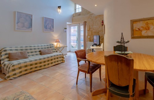Sainte-Mondane Apartment | Holiday Apartment "Gite Beynac" with Shared Heated Pool, Shared Garden & Wi-Fi