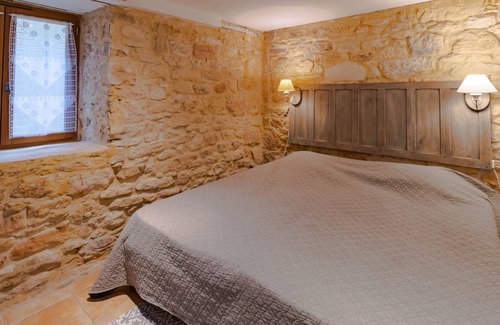 Sainte-Mondane Apartment | Holiday Apartment "Gite Beynac" with Shared Heated Pool, Shared Garden & Wi-Fi