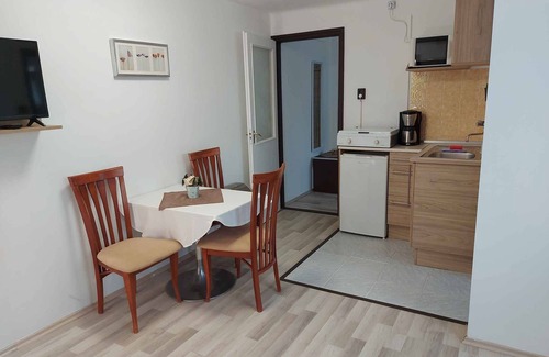 Balatonszarszo Apartment | Holiday apartment with large garden, internet and air conditioning