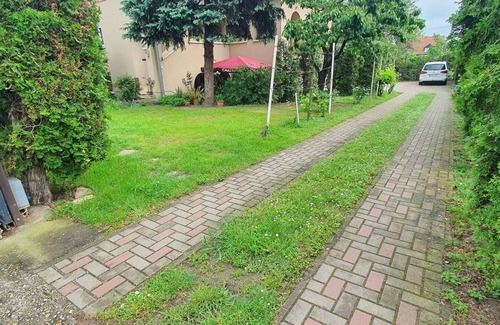 Balatonszarszo Apartment | Holiday apartment with large garden, internet and air conditioning