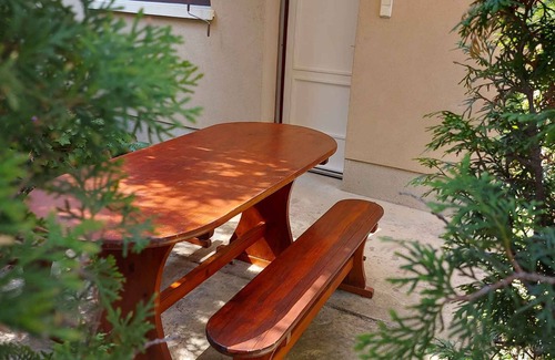 Balatonszarszo Apartment | Holiday apartment with large garden, internet and air conditioning