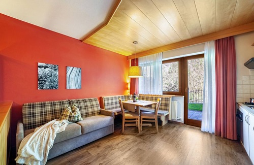 Saltusio Apartment | Holiday Apartment "Alpenhof Lodge Almrose" with Mountain View, Pool & Sauna