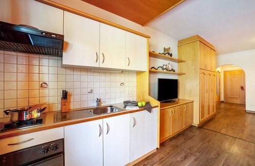 Saltusio Apartment | Holiday Apartment "Alpenhof Lodge Almrose" with Mountain View, Pool & Sauna