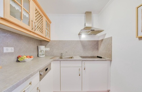 Kreuzfeld Apartment | Holiday Apartment "Beim Kreuzfelder Gambskogel" with Wi-Fi, Garden & Mountain View