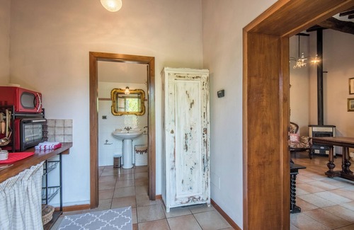 Palazzina Apartment | Holiday Apartment "Casa Francesco" with Shared Garden & Wi-Fi