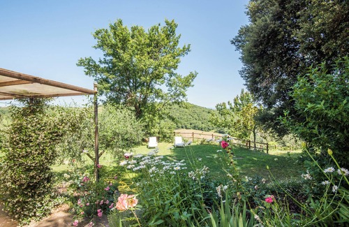 Palazzina Apartment | Holiday Apartment "Casa Francesco" with Shared Garden & Wi-Fi