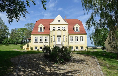 Grubnow Apartment | Holiday Apartment "Gut Grubnow Rügen - 3" with Lake View, Shared Terrace & Wi-Fi