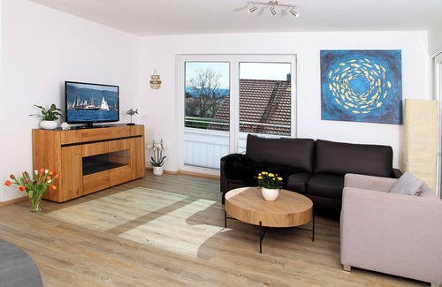 Enzisweiler Apartment | Holiday Apartment 'Dinkelbach Feriendomicil Objekt 2 D Summertime' with Lake View and Elevator