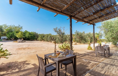 Ugento Apartment | Holiday Apartment "Domus Mea Salento Arazzo Verde" with Shared Pool, Shared Terrace & Wi-Fi