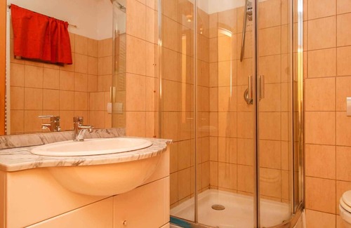 Balatonoszod Apartment | Holiday apartment directly on the water with lake panorama and modern decor
