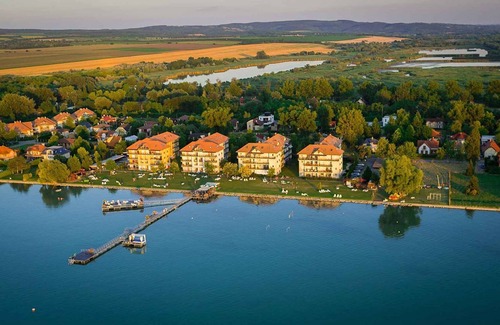 Balatonoszod Apartment | Holiday apartment right on the water with internet access and washing machine