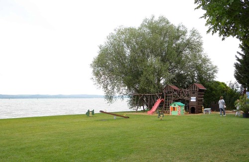 Balatonoszod Apartment | Holiday apartment right on the water with air conditioning and washing machine