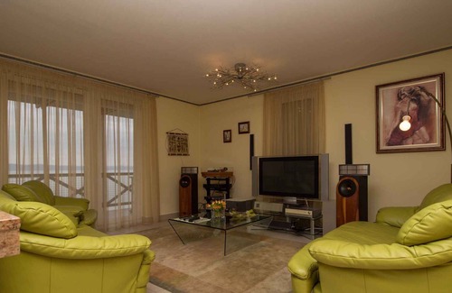 Balatonoszod Apartment | Holiday apartment right on the water with air conditioning and washing machine