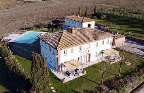 Valiano Apartment | Holiday Apartment "Lilla" with Shared Pool, Shared Garden & Wi-Fi
