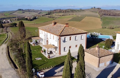 Valiano Apartment | Holiday Apartment "Lilla" with Shared Pool, Shared Garden & Wi-Fi