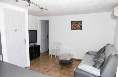 Allauch Apartment | Holiday Apartment "Joli T2 Avec Jardin Ombrage" with Shared Garden & Wi-Fi