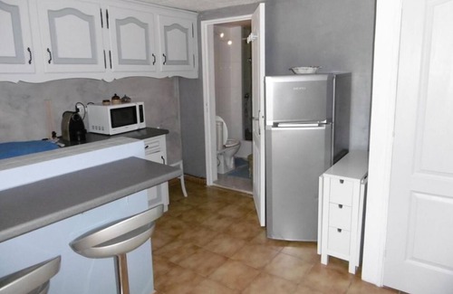 Allauch Apartment | Holiday Apartment "Joli T2 Avec Jardin Ombrage" with Shared Garden & Wi-Fi
