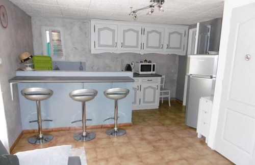 Allauch Apartment | Holiday Apartment "Joli T2 Avec Jardin Ombrage" with Shared Garden & Wi-Fi