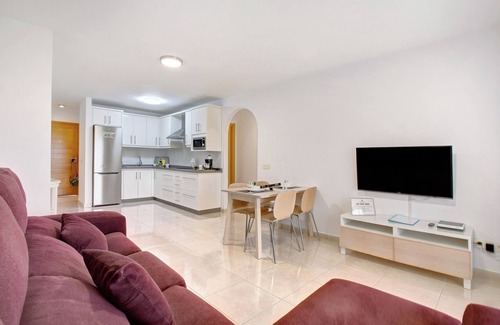 El Medano Apartment | Holiday Apartment 'La Perla E35 By Médano Rentals' with Shared Pool, Balcony and Wi-Fi