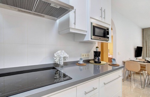 El Medano Apartment | Holiday Apartment 'La Perla E35 By Médano Rentals' with Shared Pool, Balcony and Wi-Fi