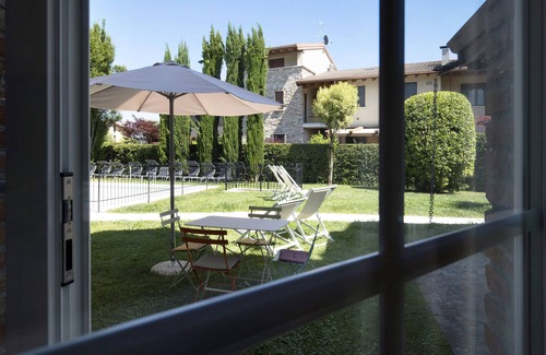 Desenzano del Garda Apartment | Holiday Apartment "Ligustro" with Private Terrace, Shared Garden & Pool