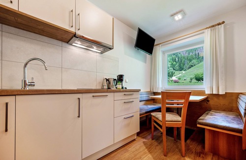 Laion Apartment | Holiday Apartment "Talblick 4" with Mountain View, Garden and Wi-Fi