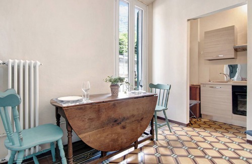 Maslianico Apartment | Holiday Apartment "Viola - Residenza Cernobbio" with Mountain View, Balcony & Wi-Fi